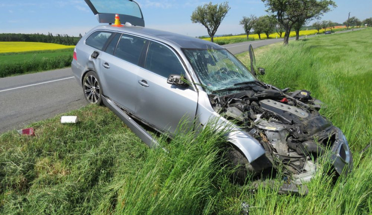 Řidič se vyhýbal přebíhající srně, se svým autem narazil do stromu