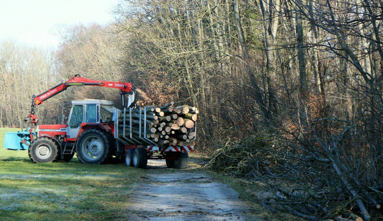 Lesního dělníka zavalil traktor. Když ho kolegové našli, byl už mrtvý