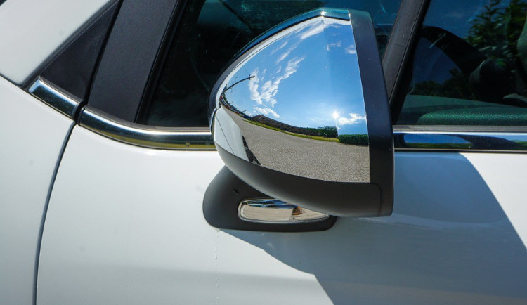 Neznámý vandal poškodil auto, hrozí mu za to až rok vězení