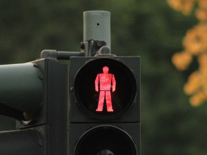 Řidič srazil na přechodu tříleté a pětileté dítě, policie nyní hledá svědky nehody