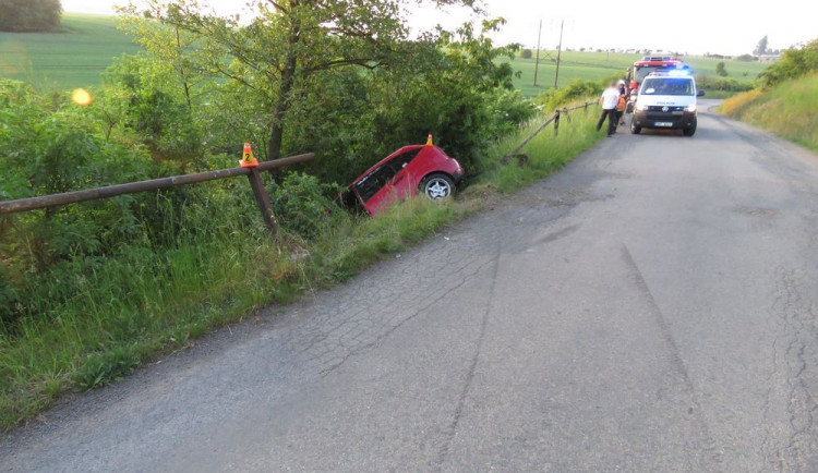 Mladý řidič nezvládl své auto, skončil v příkopu za proraženým zábradlím