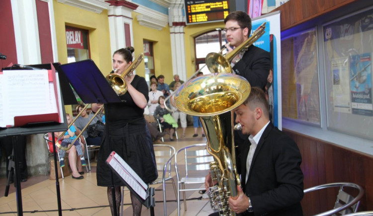 V olomoucké nádražní hale se bude koncertovat, kolemjdoucí uslyší třeba operní árie z Figara