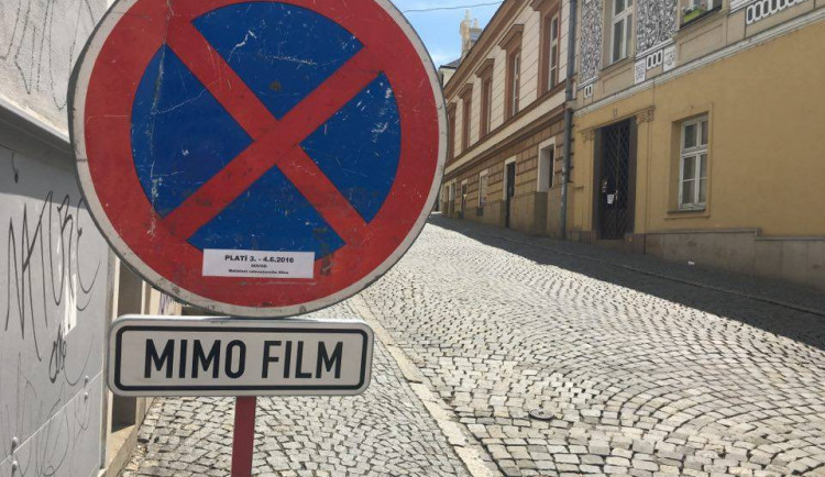 Modrá je Olomouci souzená, začíná natáčení filmu Miluji tě modře