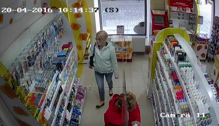 VIDEO: Žena kradla v drogerii na Horním náměstí, nepoznáte ji z kamerového záznamu?