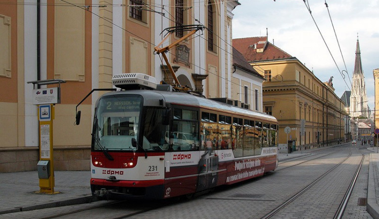 Muž požadoval po cestující v tramvaji rozměnění peněz, pak na ni vytáhl nůž
