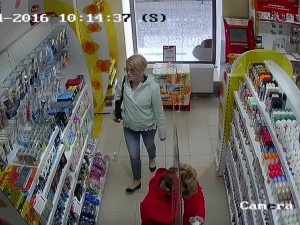 VIDEO: Žena kradla v drogerii na Horním náměstí, nepoznáte ji z kamerového záznamu?