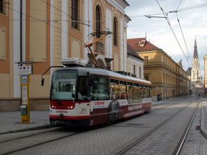 Muž požadoval po cestující v tramvaji rozměnění peněz, pak na ni vytáhl nůž