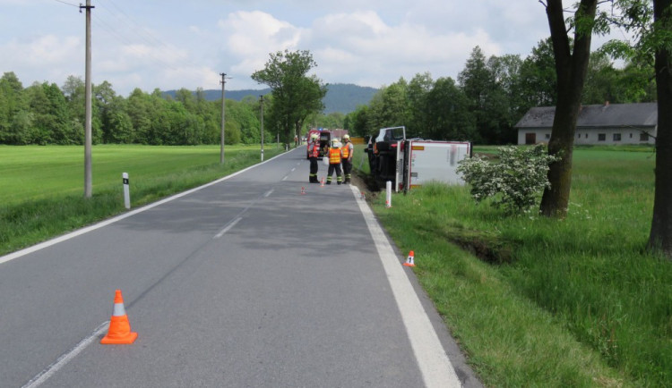 Pod kamionem se utrhla krajnice, převrátil se do příkopu