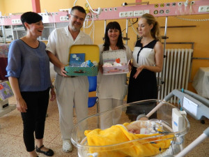 Odložené děti dostanou v olomoucké porodnici kufřík, obsahuje vzpomínky na jejich první dny