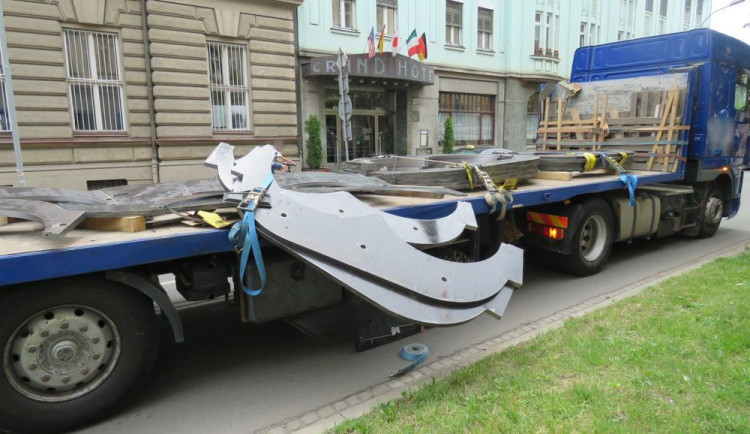 V centru města létaly z jedoucího kamionu ocelové pláty, řidič je špatně upevnil