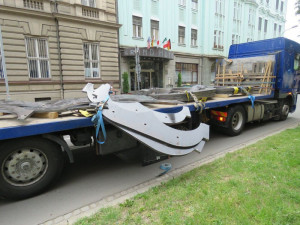V centru města létaly z jedoucího kamionu ocelové pláty, řidič je špatně upevnil