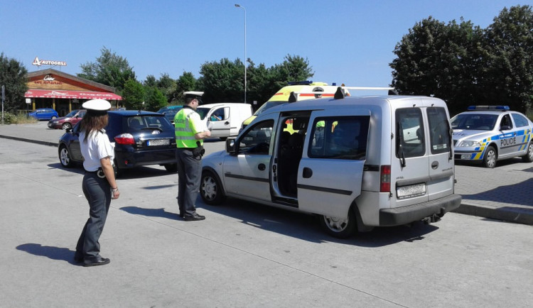 Policie se v pondělí zaměřila na povinnou výbavu v autech, u třetiny vozů našla nedostatky