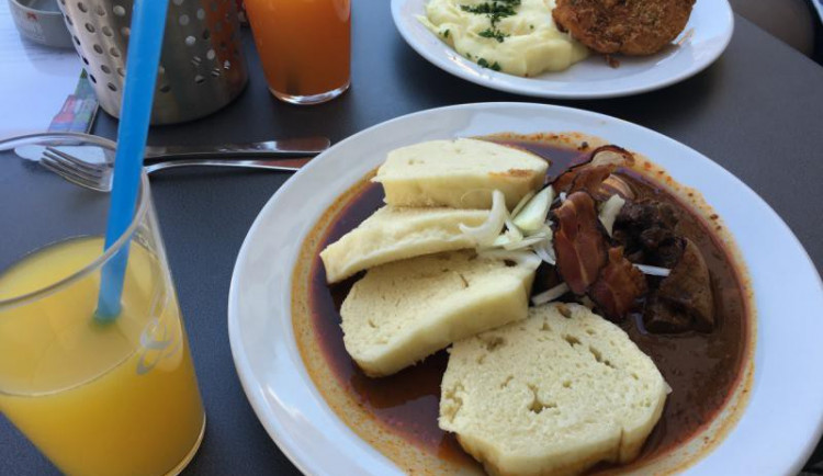 Gastrodrbna: Guláš z restaurace U Červeného volka je nejlepší lék na kocovinu!