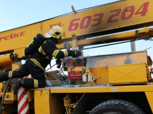 Čerstvé video od hasičů, požár jeřábu zvládli uhasit do patnácti minut
