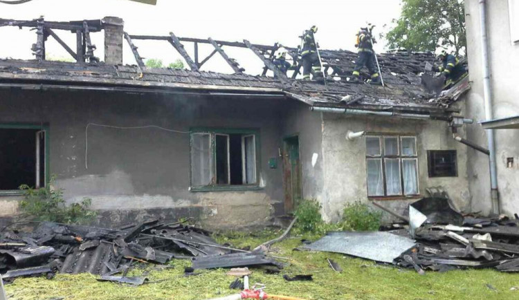 V sobotu ráno zasahovali hasiči u požáru střechy, výše škody je v šetření