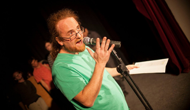 ROZHOVOR: Slam poetry není žádná nudná recitace, říká Bob Hýsek