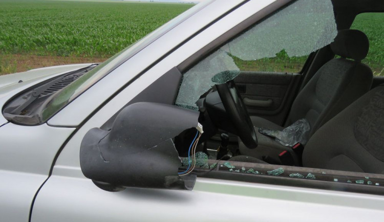 Řidič náklaďáku najel z boku do land roveru a jel dál. Nevšiml si nehody, nebo ujel?