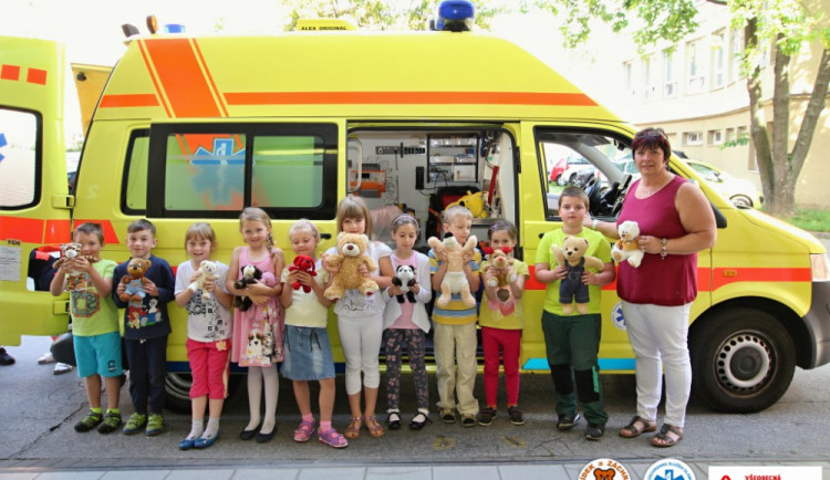 Záchranáři učí děti, jak volat 155 a poskytnout první pomoc. Pomáhá jim v tom plyšový medvídek