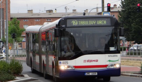 Nervózní řidič dal pěstí šoférovi městského autobusu, pak ujel