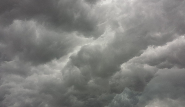 Na Moravu se ženou bouřky, odpoledne můžou přinést i přívalové deště a krupobití