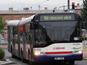 Nervózní řidič dal pěstí šoférovi městského autobusu, pak ujel