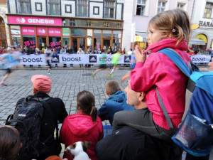 Zajímavosti z letošního olomouckého půlmaratonu – závodící Leoš Mareš nebo hashtag #OLhalf