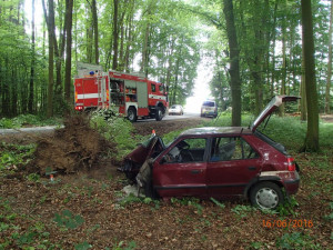 Řidič narazil se svým autem čelně do stromu a těžce se zranil. Startovat musel záchranný vrtulník
