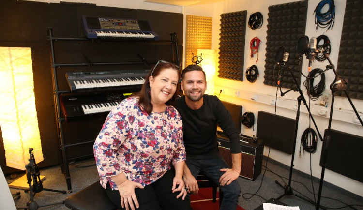 Atrium Heyrovského školy dnes rozezní Kathy z Kelly Family, zazpívají si s ní i samotní žáci