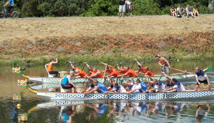 Olomoucký klub dračích lodí dovezl ze závodů v Hranicích hned čtyři poháry