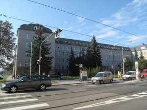 Muž se na Žižkově náměstí předávkoval léky, ty zapil dvěma litry vína