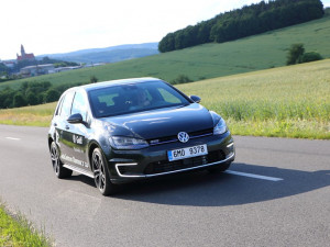 Autotest: Provětrali jsme hybridního Golfa v lesích Bouzovska