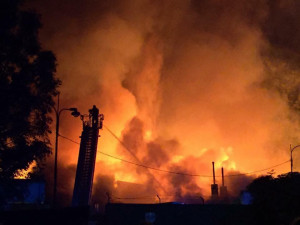 AKTUALIZOVÁNO: V Olomouci u nákupního parku Bělidla hoří textilní hala