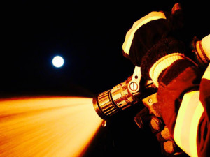 Noční požár rodinného domu nepřežil jeden člověk