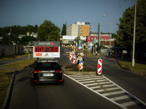 Neukáznění řidiči během půlmaratonu vjížděli do trasy závodu, zasáhnout musela policie