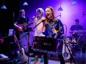 Během Olomouckých kulturních prázdnin vystoupí nafrněná Bára Poláková i bluesman Walter Trout