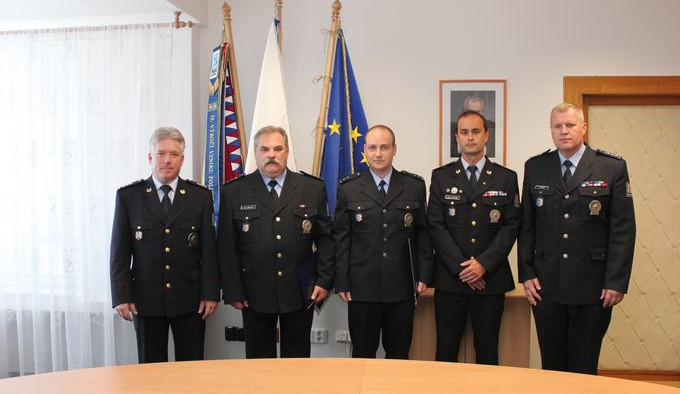 Policisté ocenili své kolegy, kteří zachránili ženu z hořícího domu