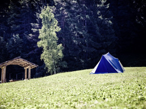 Při bouřce spadl na stany ve vodáckém tábořišti strom