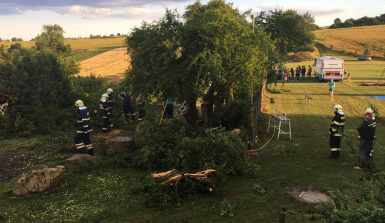 VIDEO: Dnešní bouřka opět zaměstnala hasiče, vyjížděli celkem k pěti případům