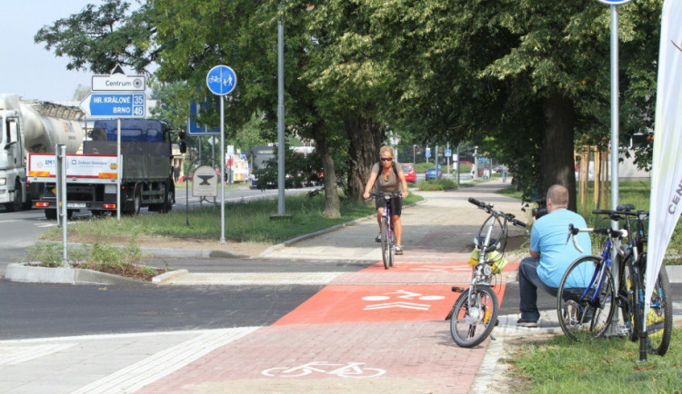 Cyklisté už nemusí jezdit po rušné silnici, Holici s Hodolany spojila nová cyklostezka