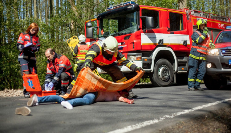 VIDEO: Víte, jak se zachovat při dopravní nehodě? Nejen zranění jsou v ohrožení