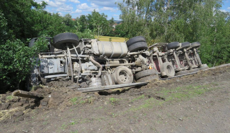 Řidič si při jízdě nastavoval navigaci, se svým náklaďákem vyjel mimo silnici a převrátil se do příkopu