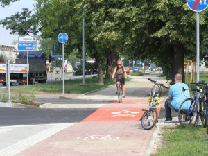 Cyklisté už nemusí jezdit po rušné silnici, Holici s Hodolany spojila nová cyklostezka