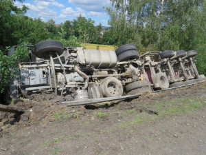 Řidič si při jízdě nastavoval navigaci, se svým náklaďákem vyjel mimo silnici a převrátil se do příkopu