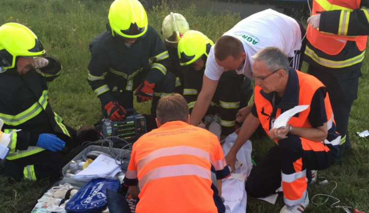 AKTUALIZOVÁNO: Bilance nehody u Horní Loděnice - jeden mrtvý a čtyři těžce zranění