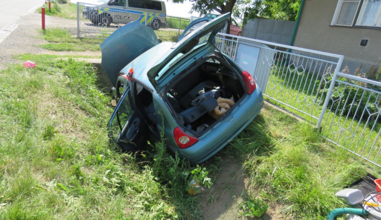 Opilý muž nezvládl řízení, jeho jízdu zastavil až betonový mostek