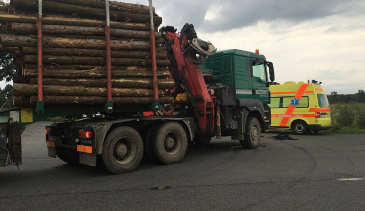 Motorkář se spolujezdkyní skončili pod koly nákladního auta, muž nehodu nepřežil