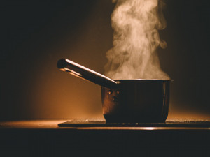 V kuchyni v bytě na Jánského ulici hořely potraviny na plotně, dva lidé se nadýchali zplodin