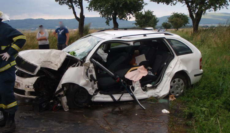 Řidička narazila se svým autem do stromu, utrpěla vážná zranění