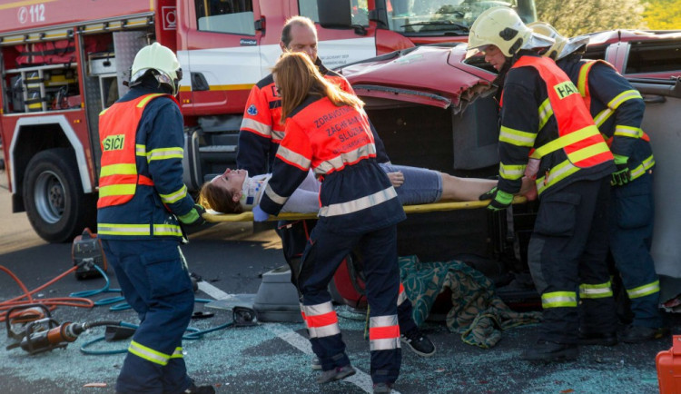 Na jaké klíčové zásady poskytování první pomoci by měli zachránci pamatovat?