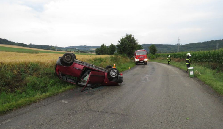 Řidič neudržel svoje vozidlo na mokré vozovce, auto skončilo na střeše